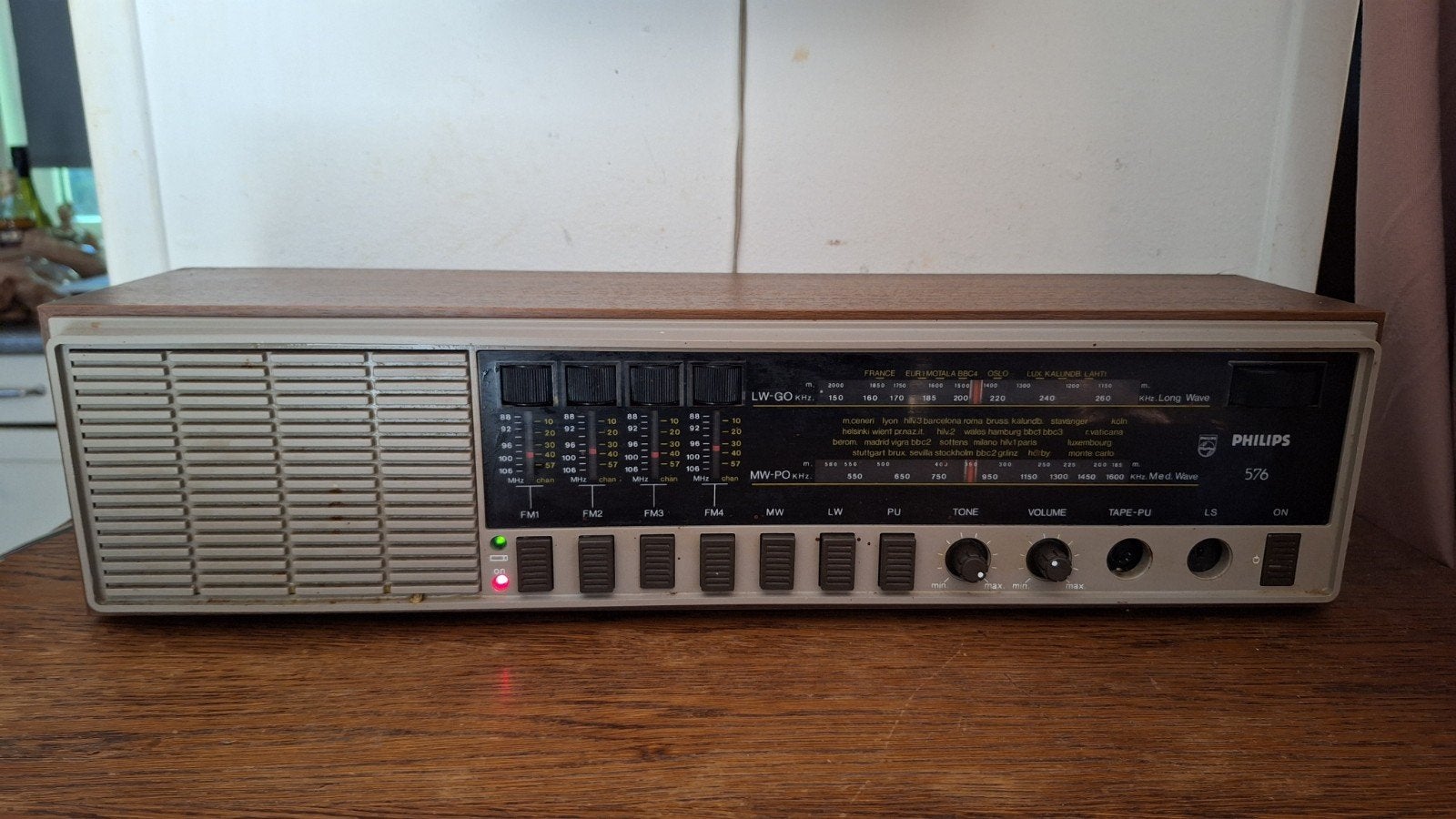 Philips 576 radio, goed spelend, met gratis speaker, Antiek en Kunst, Ophalen
