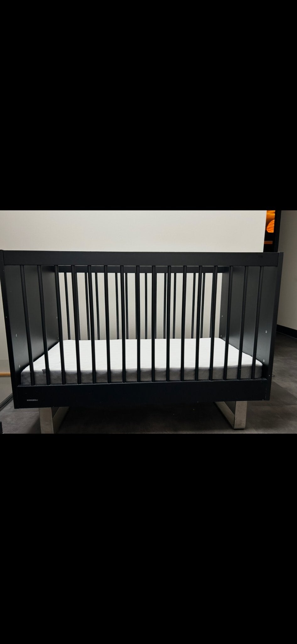 Kidsmill zwart babybedje met matras, Ophalen, 70 tot 85 cm, 140 tot 160 cm, Zo goed als nieuw