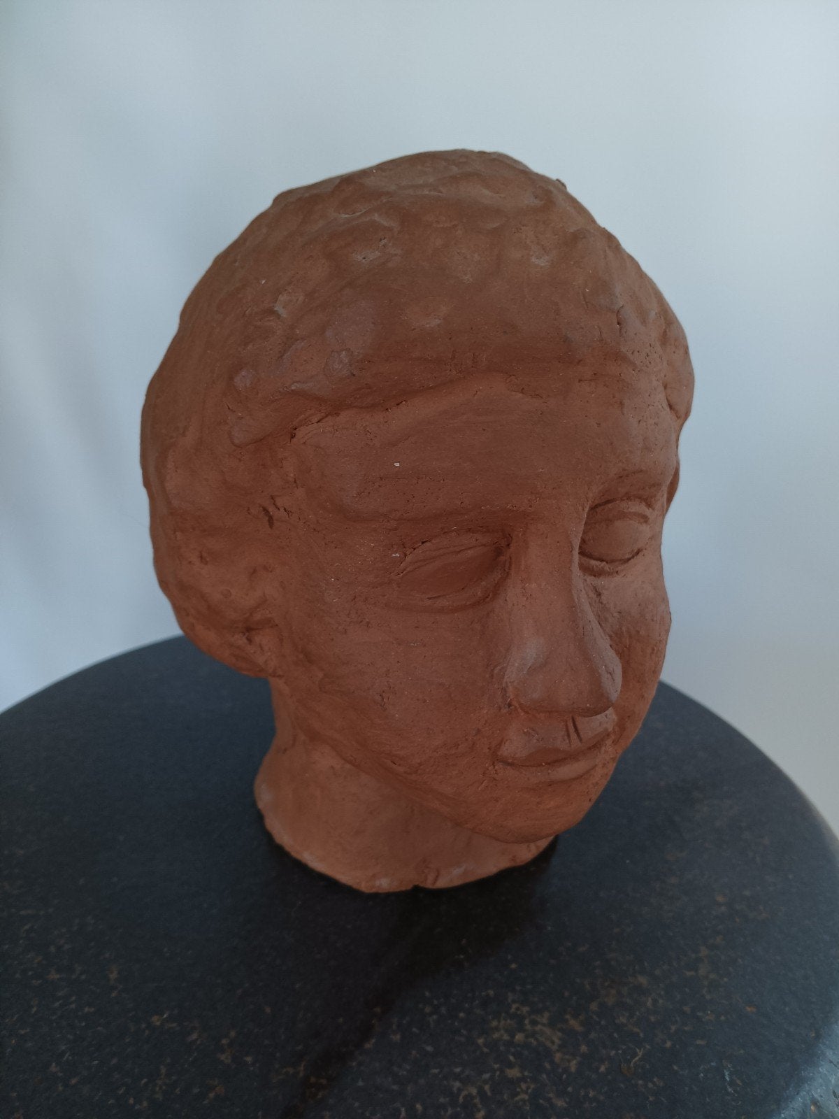 Terracotta hoofd van een meisje, Zweedse keramist W.Larsson?, Minder dan 20 cm, Ophalen of Verzenden, Handgemaakt, Steen of Keramiek