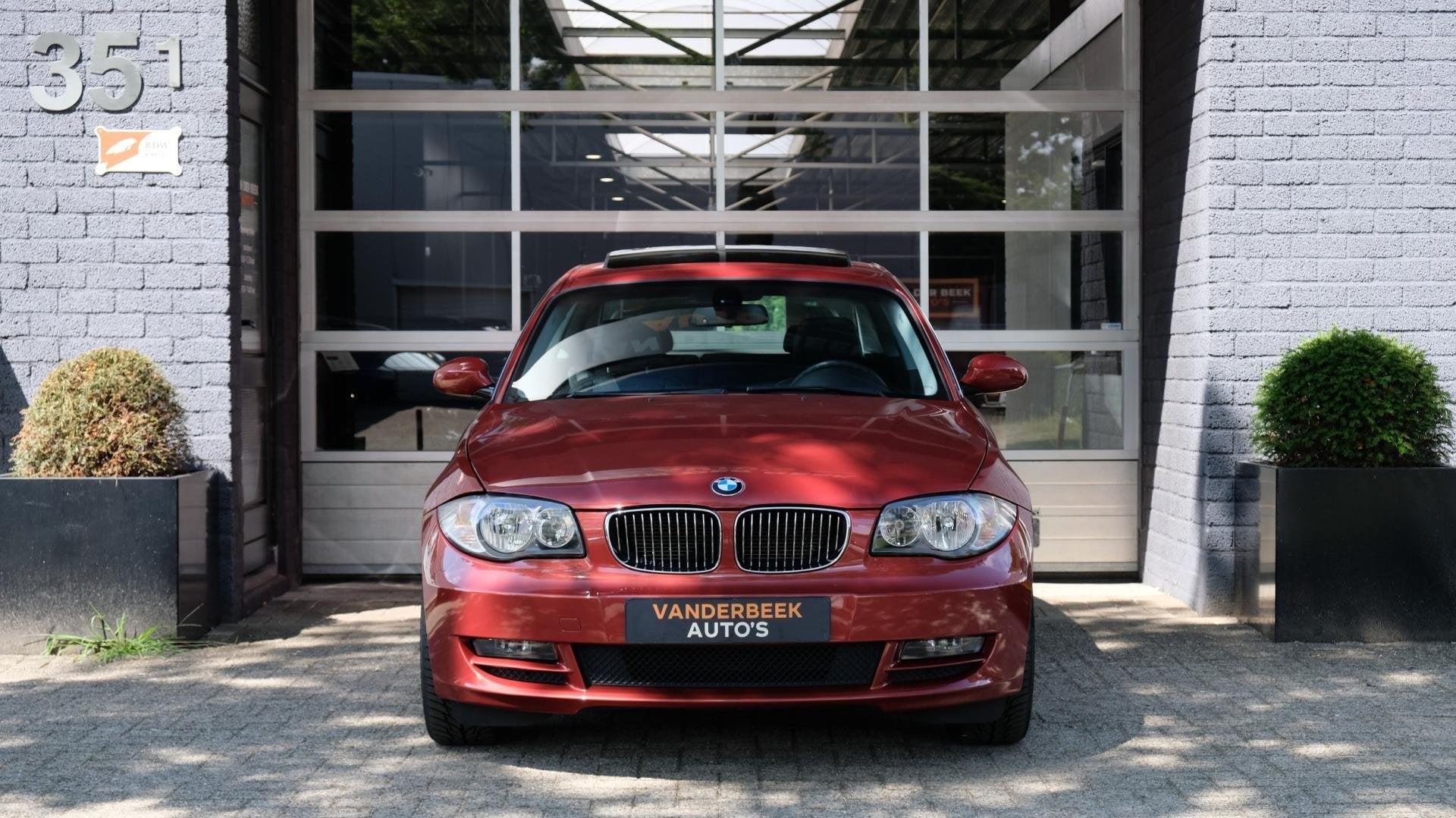 BMW 1-serie Coupé 125i 218PK Automaat Leder Schuifdak, Auto's, BMW, Gebruikt, Zwart, Stoelverwarming, 4 stoelen