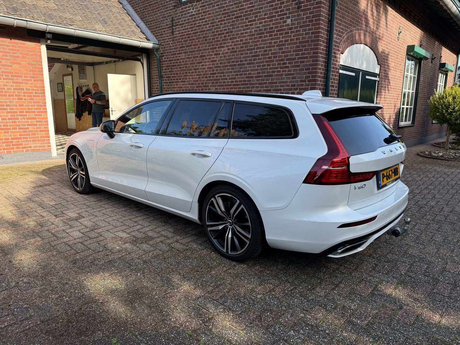 Volvo V60 T6 Recharge R-Design B&W 340pk AWD 2021 Wit, Auto's, 4 cilinders, Wit, Te koop, 750 kg