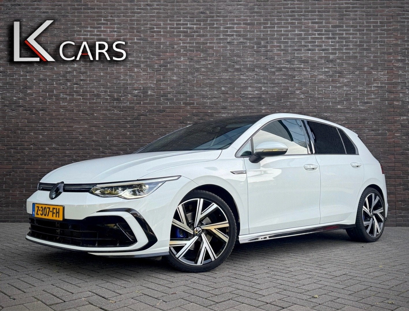 Volkswagen Golf 8 R-LINE | PANO | ACC | CAMERA | VOL OPTIES!, 21 km/l, 680 kg, 4 cilinders, Alcantara