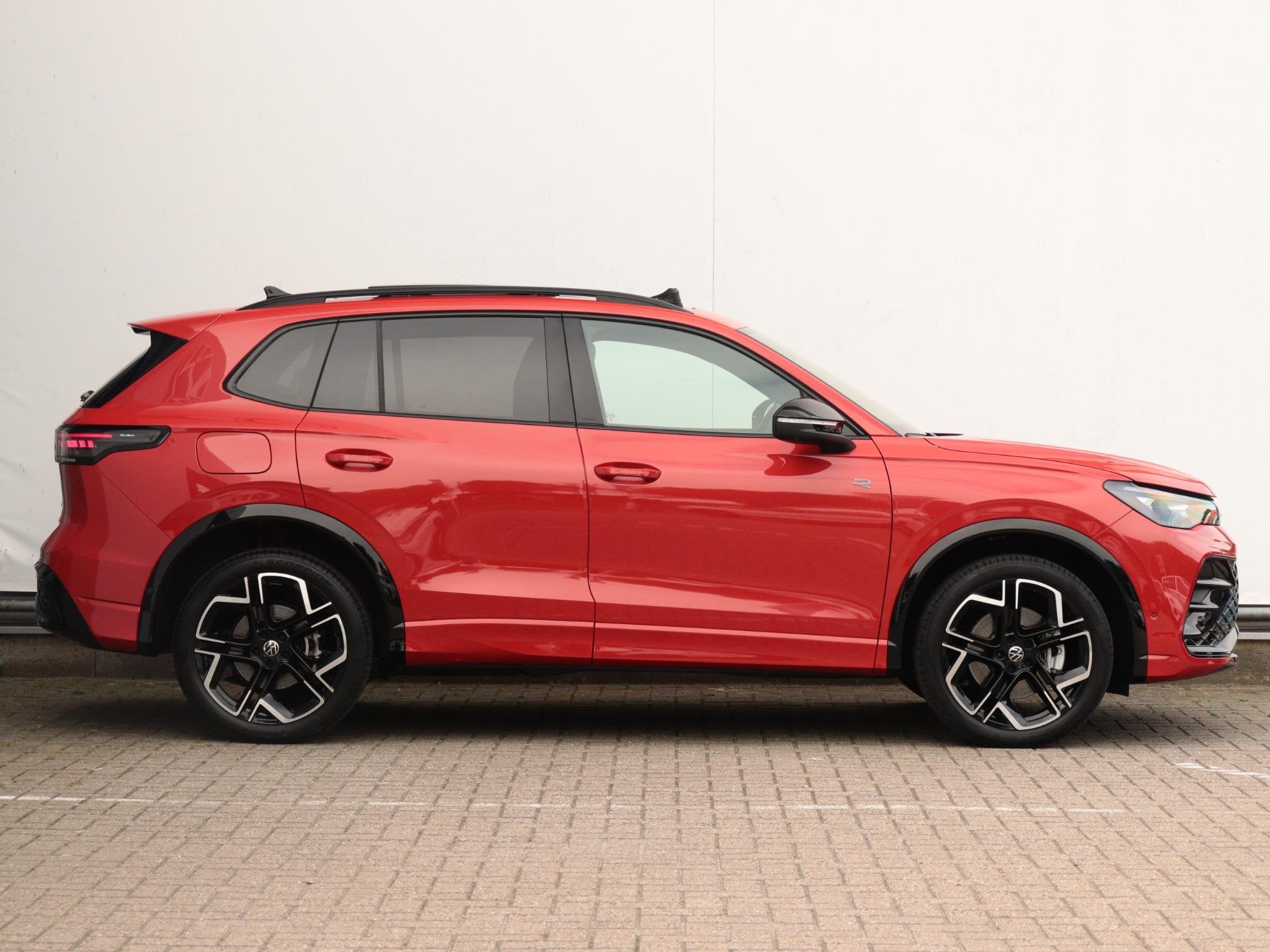 Volkswagen Tiguan 1.5 eHybrid 272pk R-Line Business | 1e eig, Auto's, Volkswagen, Stof, 4 cilinders, 2000 kg, 150 min