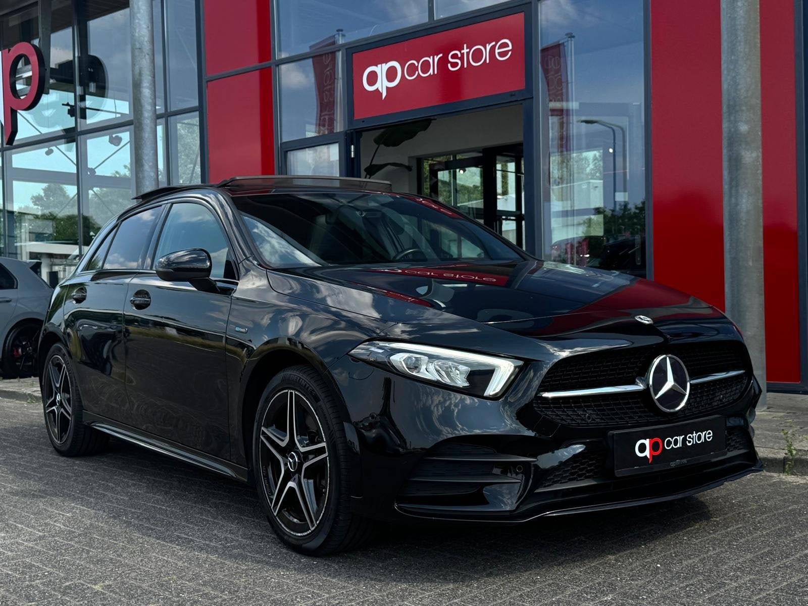 Mercedes-Benz A-klasse 250 e AMG | Panorama | Ambient Lighti, Auto's, Dealer onderhouden, Gebruikt, 4 cilinders, 15 kWh