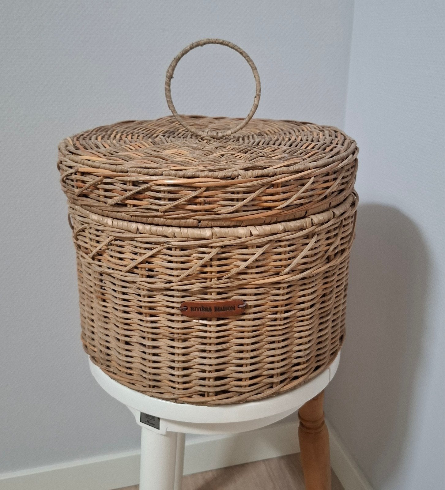 Riviera Maison  - rattan basket met deksel - als nieuw!, Ophalen, Zo goed als nieuw, Rond, Riet
