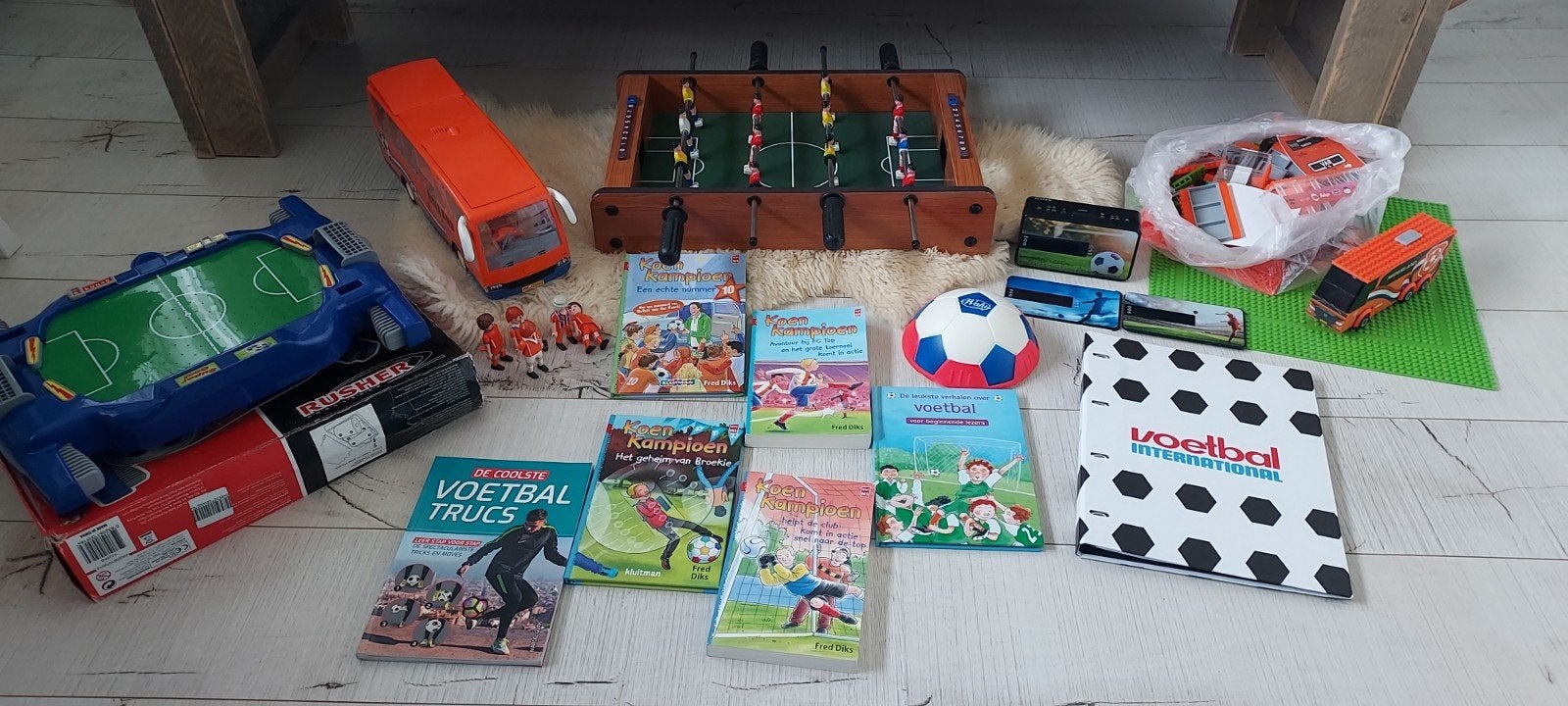 Groot leuk voetbalpakket!!  Met playmobiel oranje bus!!!, Ophalen, Zo goed als nieuw, Los playmobil