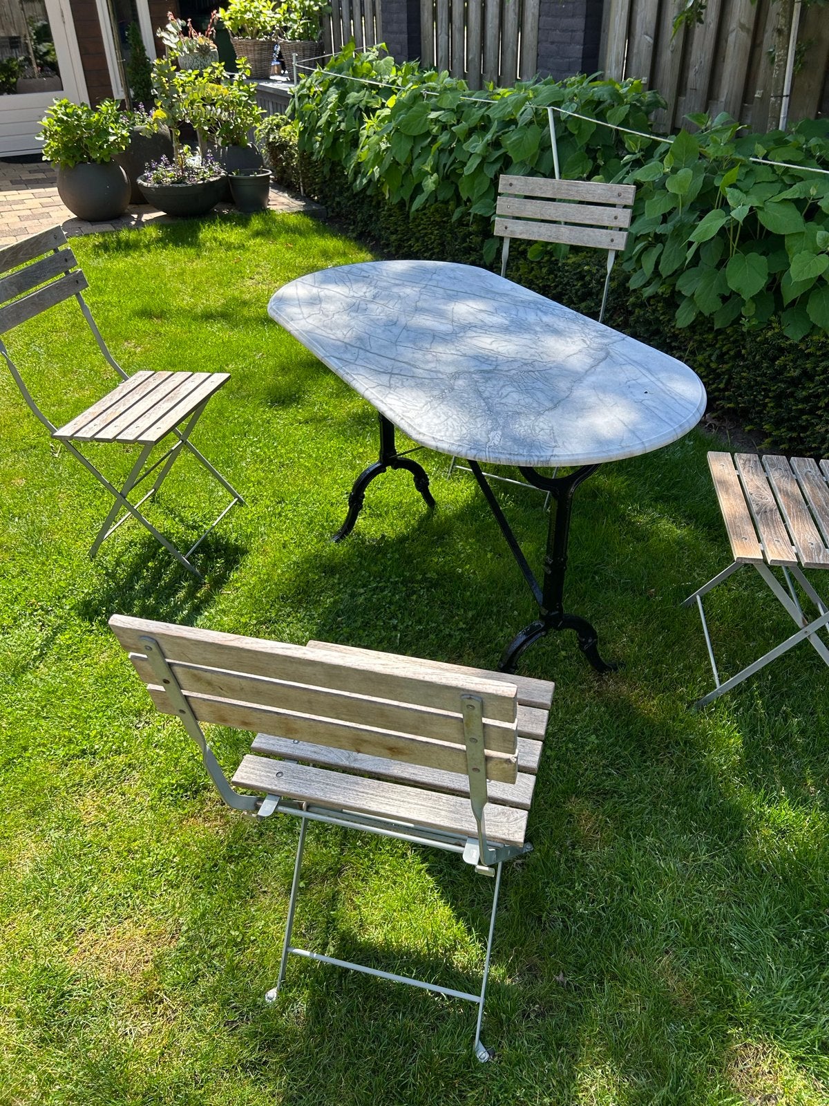 Marmeren tuintafel met gietijzeren onderstel en 4 bistrostoe, Ophalen, 4 zitplaatsen, Gebruikt, Eettafel