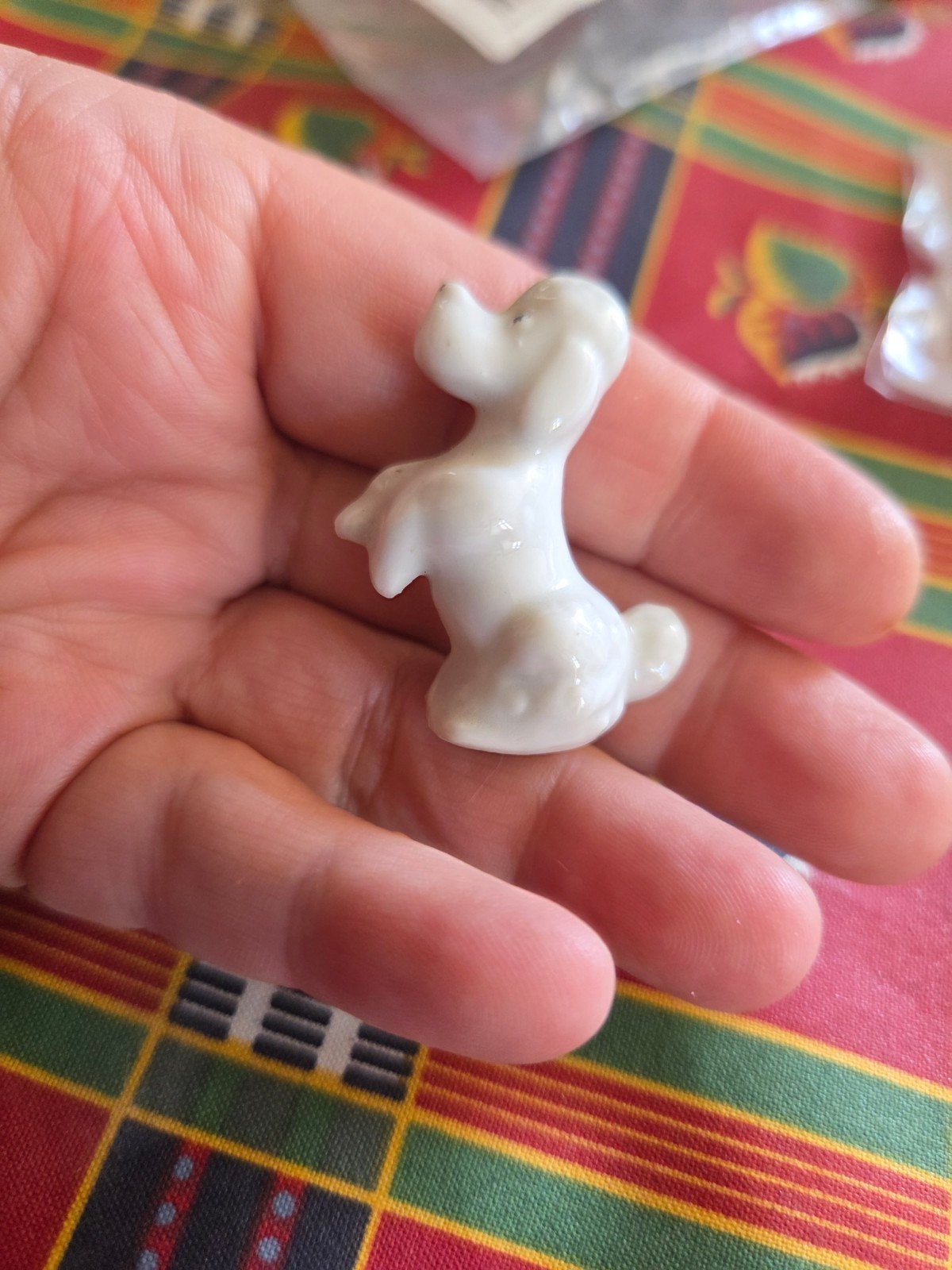 Miniatuur porseleinen hondje - decoratief beeldje, Verzamelen, Dierenverzamelingen, Zo goed als nieuw, Beeldje of Figuurtje, Hond of Kat