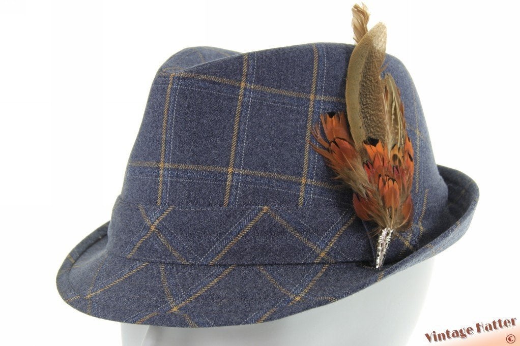 Trilby hoed blauw geruit met afneembare veren nieuw 58,59,60, Hoed, Nieuw, Ophalen of Verzenden, 58 of 59 cm (L, 7¼ of ⅜ inch)