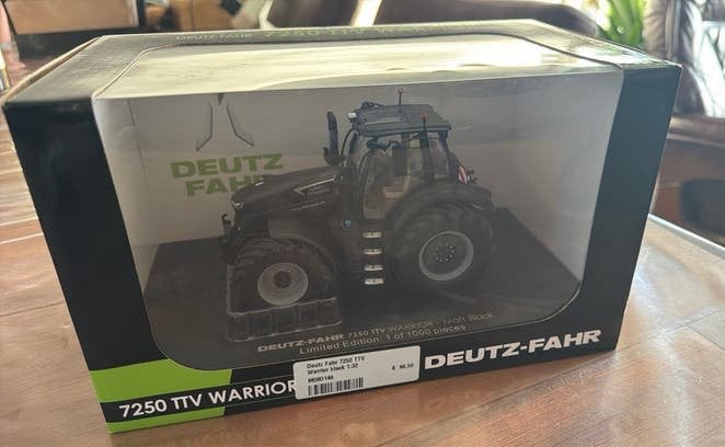 Universal Hobbies 7250 TTV Warrior Matt Black limited, Ophalen of Verzenden, Zo goed als nieuw, Tractor of Landbouw, Universal Hobbies