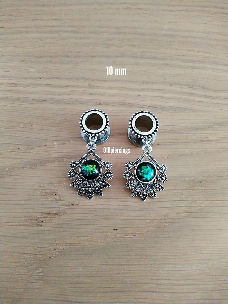 Nieuwe tunnels, pluggen. Staal. Hanger. Groene steen. 10 mm., Ophalen of Verzenden, Zo goed als nieuw, Staal, Oor- of Traguspiercing