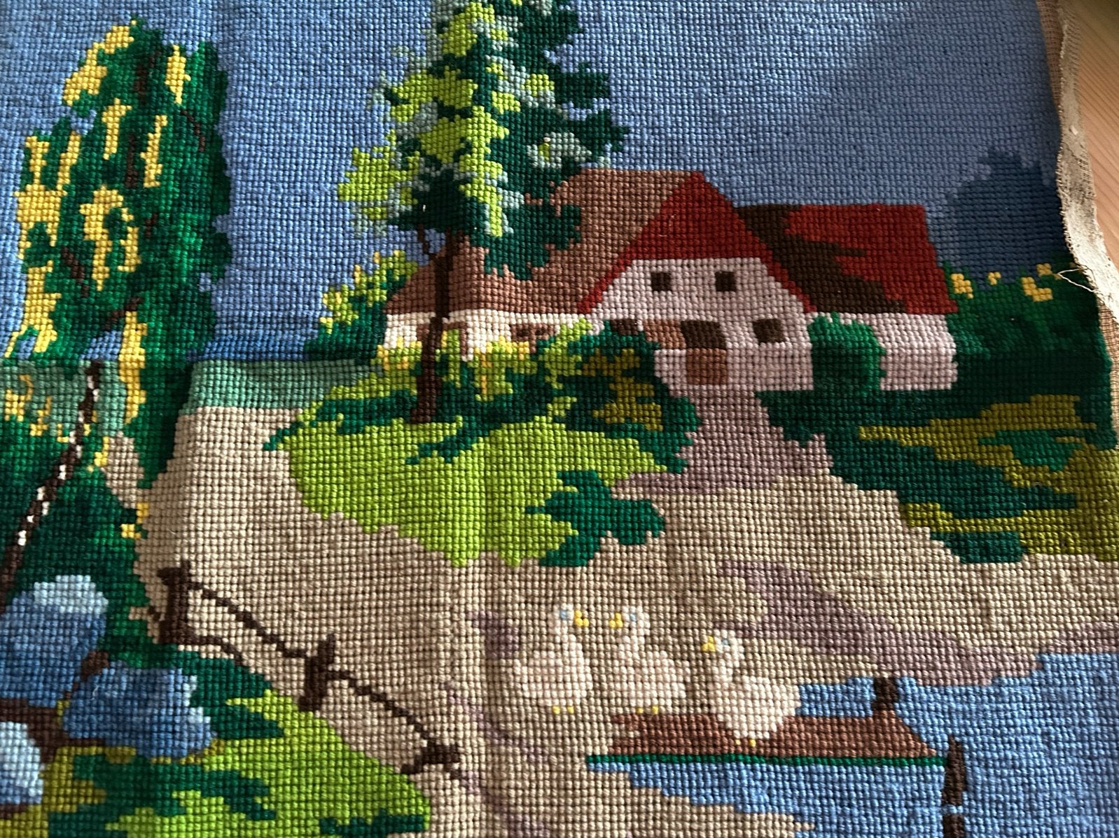 Prachtig handgeborduurd landschap met huis en zwanen, Ophalen of Verzenden, Gebruikt, Handborduren, Overige typen