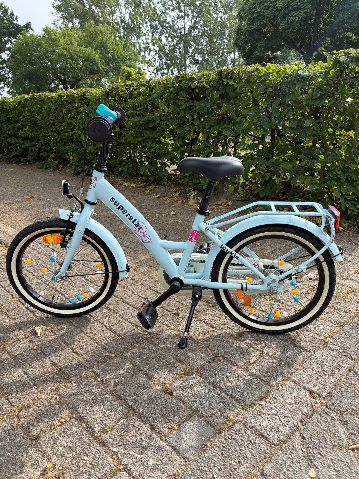 Kinderfiets Loekie Superstar 16 inch met zijwieltjes, Fietsen en Brommers, Fietsen | Kinderfietsjes, Ophalen, Terugtraprem, Zijwieltjes