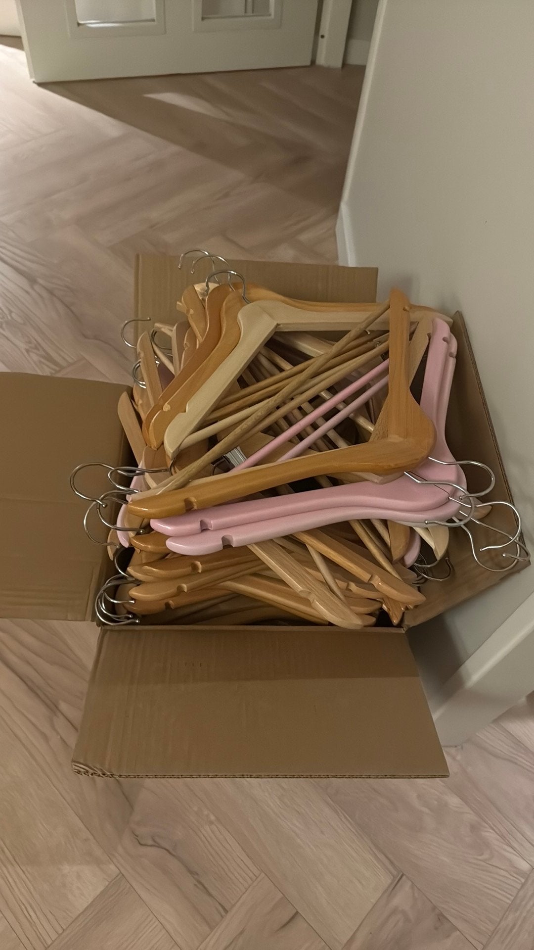 73 houten kleerhangers, 65 houtkleur, paar wit of roze., Kleding | Dames, Kledinghangers, Ophalen of Verzenden, Zo goed als nieuw