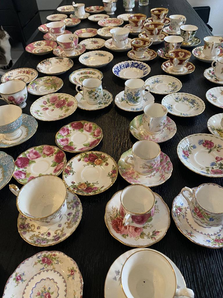 grote hoeveelheid Royal Albert kop-en schotels, Ophalen of Verzenden, Zo goed als nieuw, Porselein, Kop en/of schotel