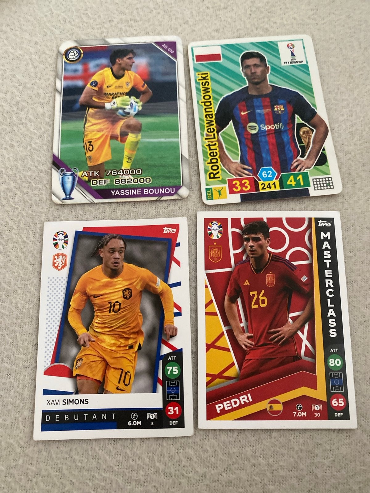 Voetbalplaatjes: Lewandowski, Simons, Pedri, Bounou, Ophalen of Verzenden, Gebruikt, Buitenlandse clubs, Spelerskaart