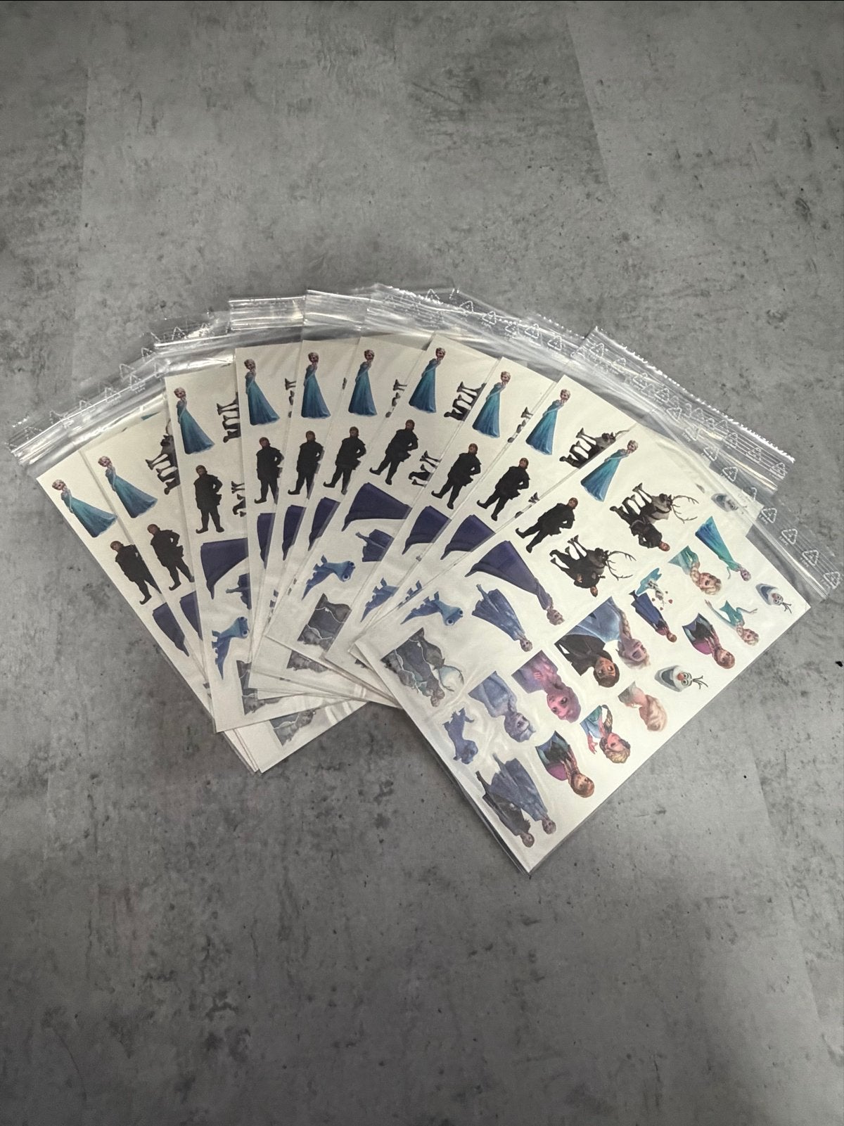 Frozen Plaktattoos - 10 Vellen met Elsa, Anna en meer, Verzamelen, Ophalen of Verzenden, Nieuw, Strip of Tekenfilm