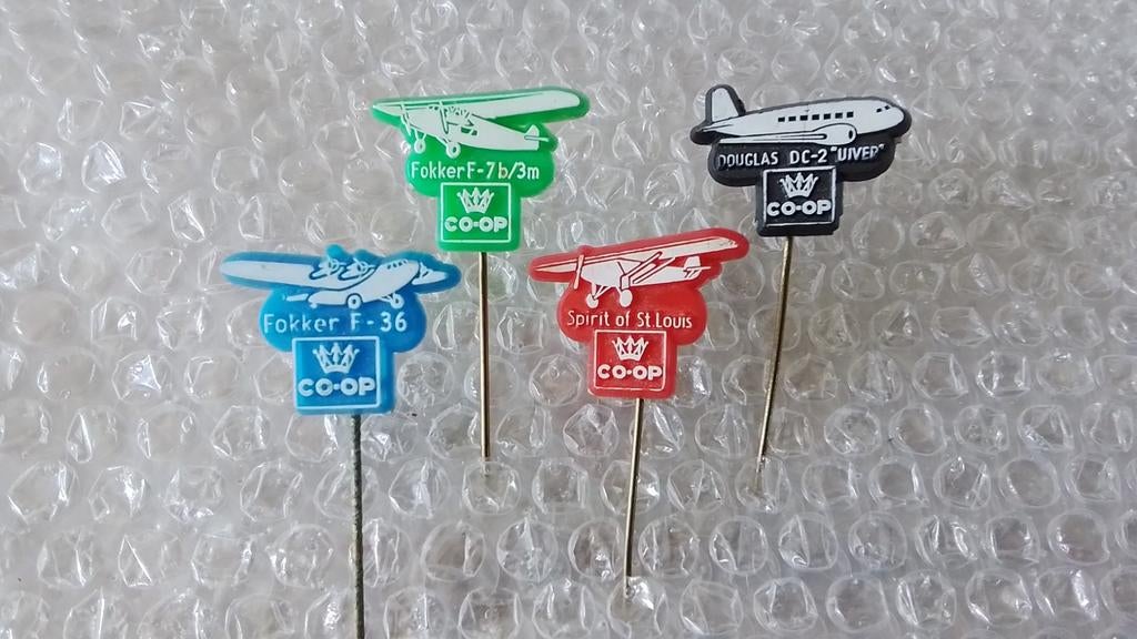 4 verschillende speldjes vliegtuigen, Verzamelen, Speldjes, Pins en Buttons, Ophalen of Verzenden