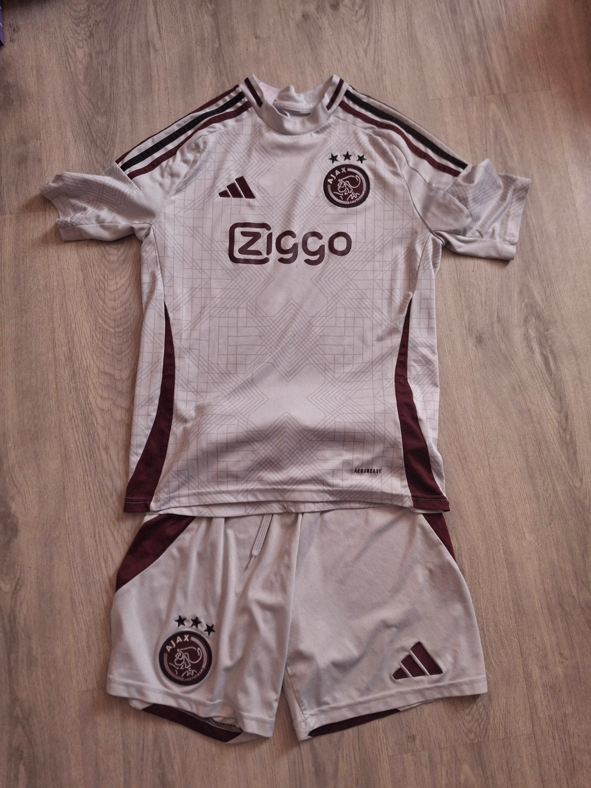 Ajax uit tenue 2023/2024 - Maat M (13-14Y/164), Sport en Fitness, Voetbal, Maat M, Ophalen of Verzenden, Zo goed als nieuw, Set