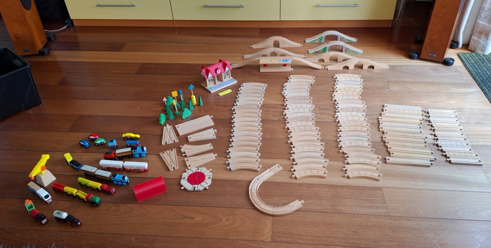 Houten treinbaan. Grote partij rails, treintjes, accessoires, Ophalen, Gebruikt, Overige typen