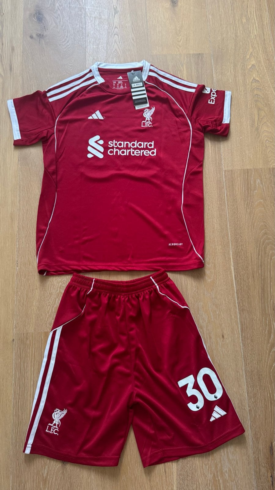 Liverpool Thuisshirt en Broekje Frimpong 30 - Nieuw maat 164, Sport en Fitness, Maat XS of kleiner, Ophalen of Verzenden, Nieuw