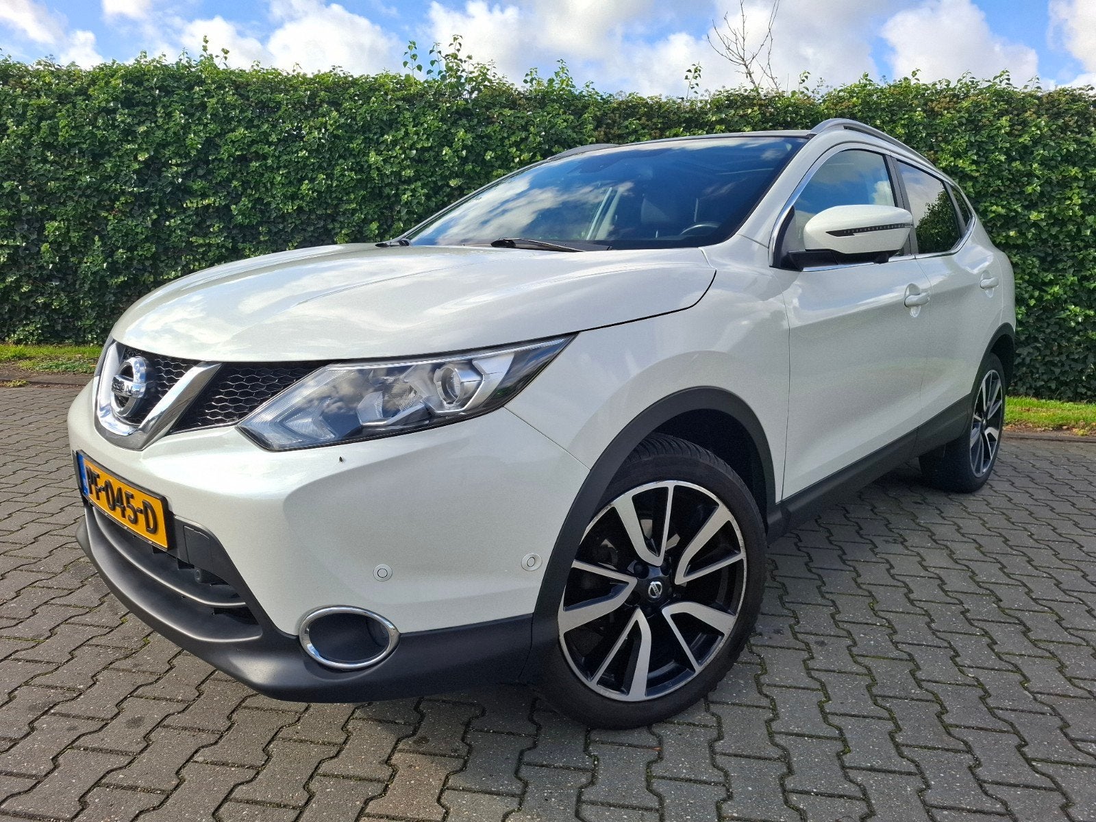 Nissan Qashqai 1.6 Tekna 163pk Leder Panoramadak Trekhaak, Voorwielaandrijving, 1618 cc, 4 cilinders, 1290 kg