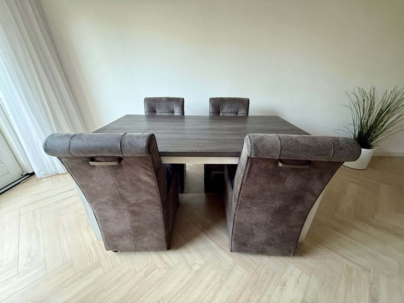 Moderne houten eettafel met 4 stoelen, Ophalen, 50 tot 100 cm, Zo goed als nieuw, 150 tot 200 cm