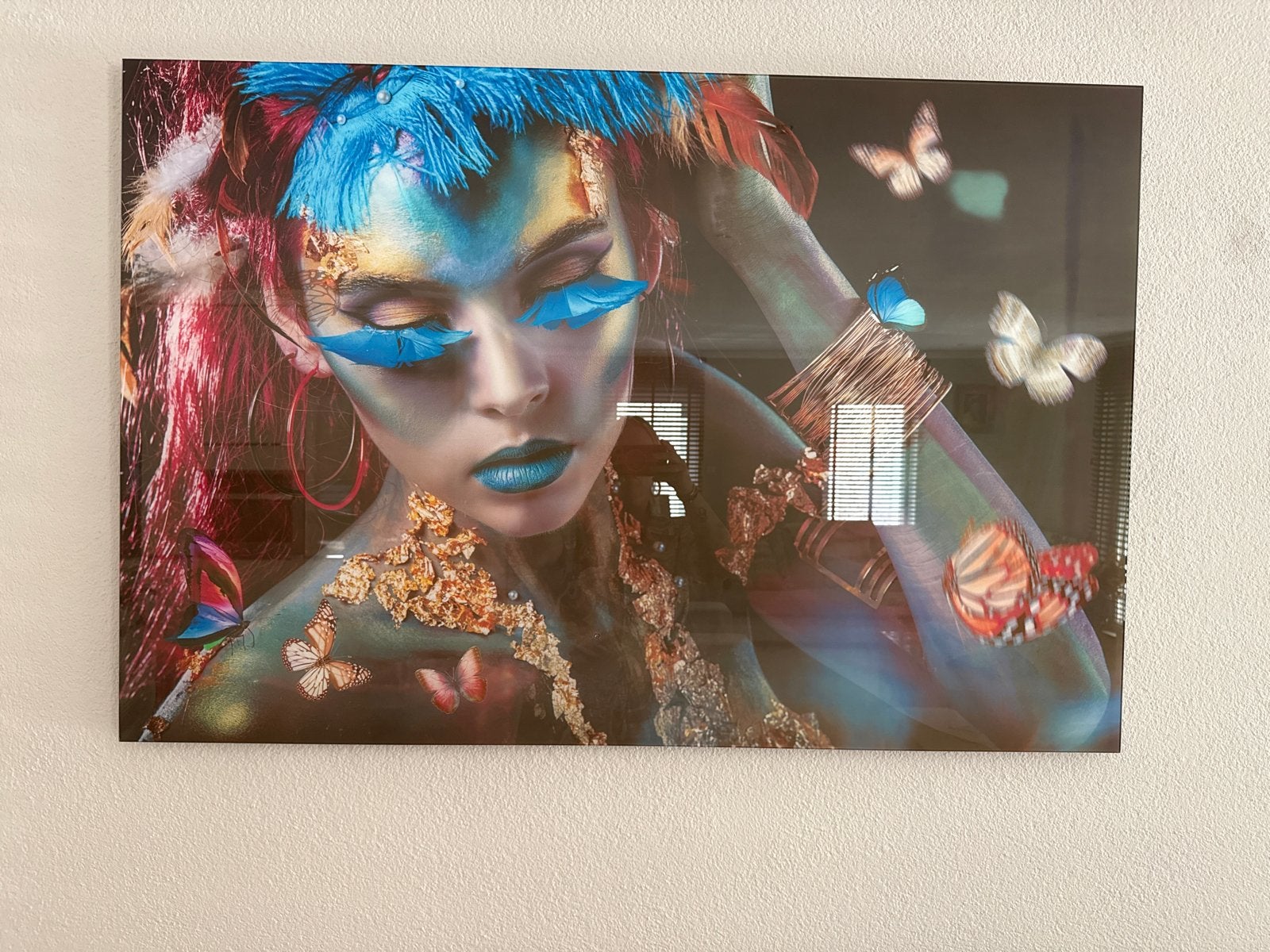Modern schilderij: Vrouw met vlinders en veren, Ophalen