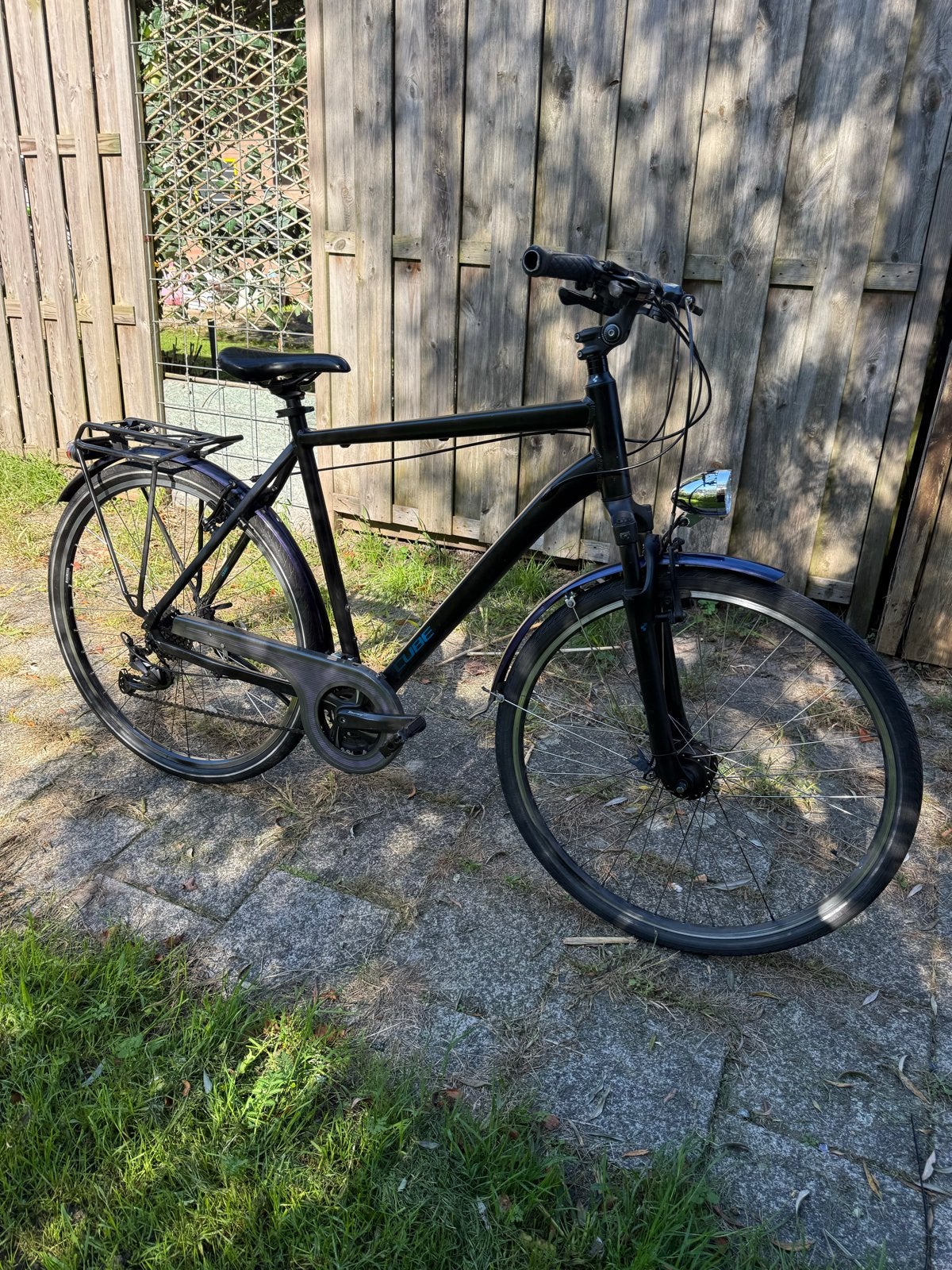 Twee heren fietsen: Cube stadsfiets en Renault mountainbike