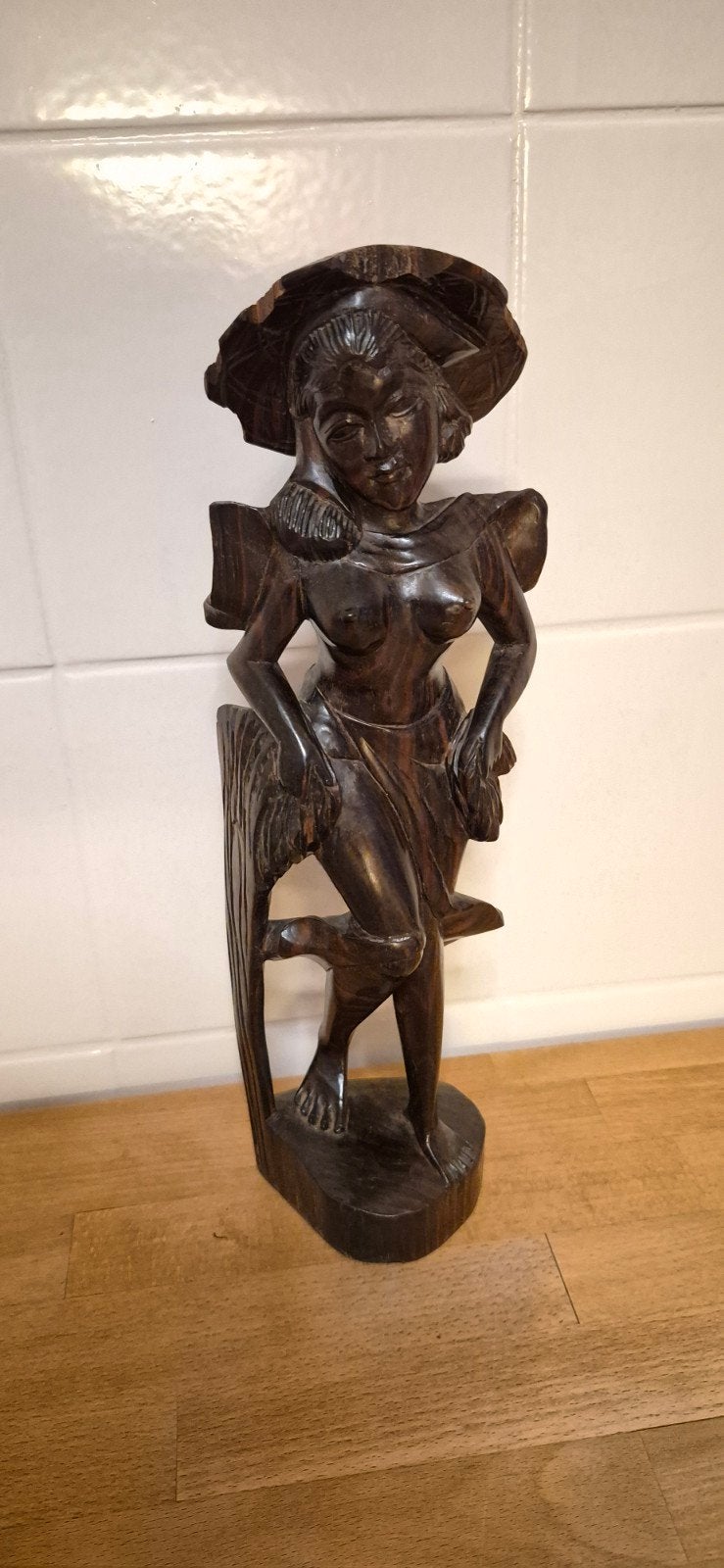 handgesneden houten beeldje van een Balinese vrouw, Antiek en Kunst, Ophalen of Verzenden, Handgemaakt, 20 - 50 cm, Beeld