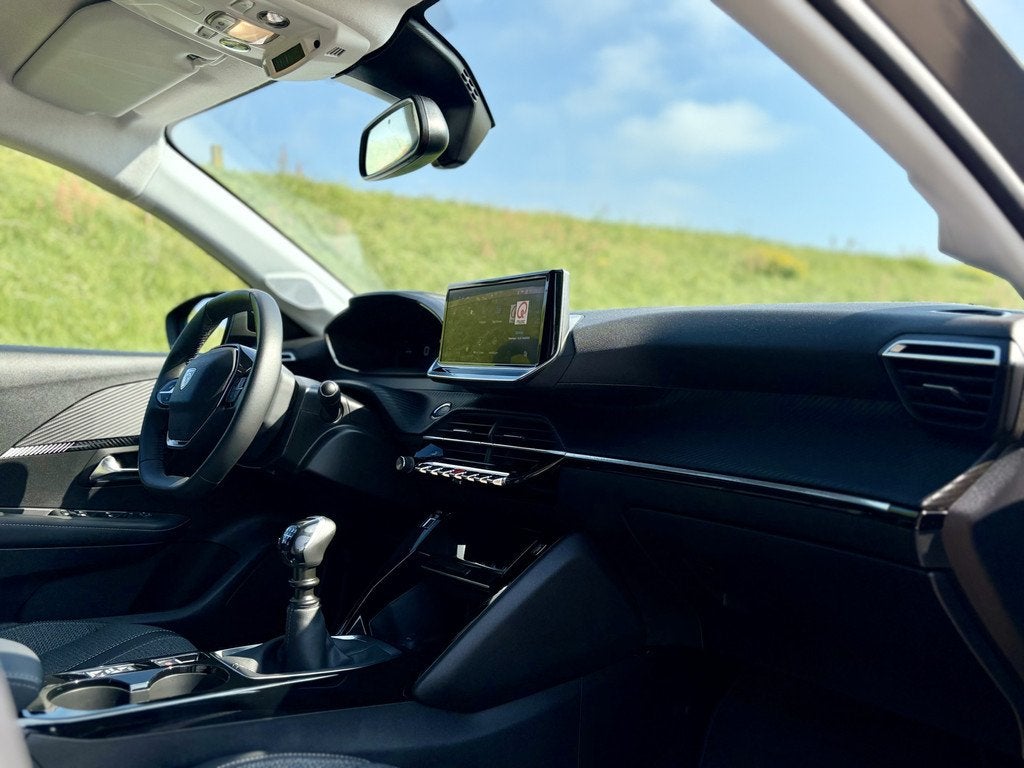 Peugeot 208 1.2 PureTech 100 Allure !SUMMER-DEAL! | Apple Ca, 101 pk, Gebruikt, Handgeschakeld, 19 km/l