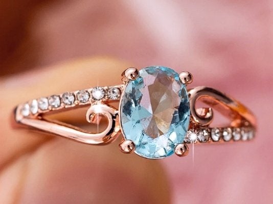 18K goud verguld ring met ovale licht blauwe zirkoon, Nieuw, Ophalen of Verzenden, Met edelsteen, Dame