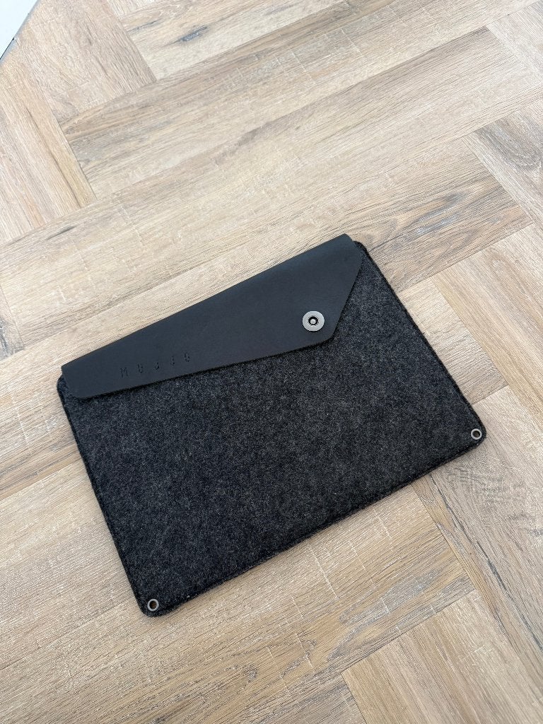 Heel goed zwart vilt leer Macbook 12 inch iPad hoes sleeve, Ophalen of Verzenden, 12 inch of minder, Zo goed als nieuw, Mujjo
