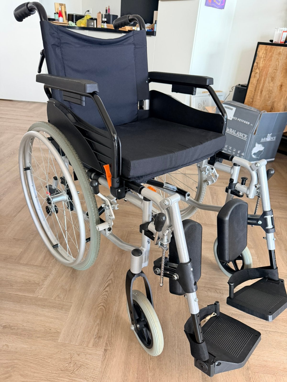 Bijna nieuwe brede rolstoel opvouwbaar, Diversen, Rolstoelen, Ophalen of Verzenden, Zo goed als nieuw, Duwrolstoel