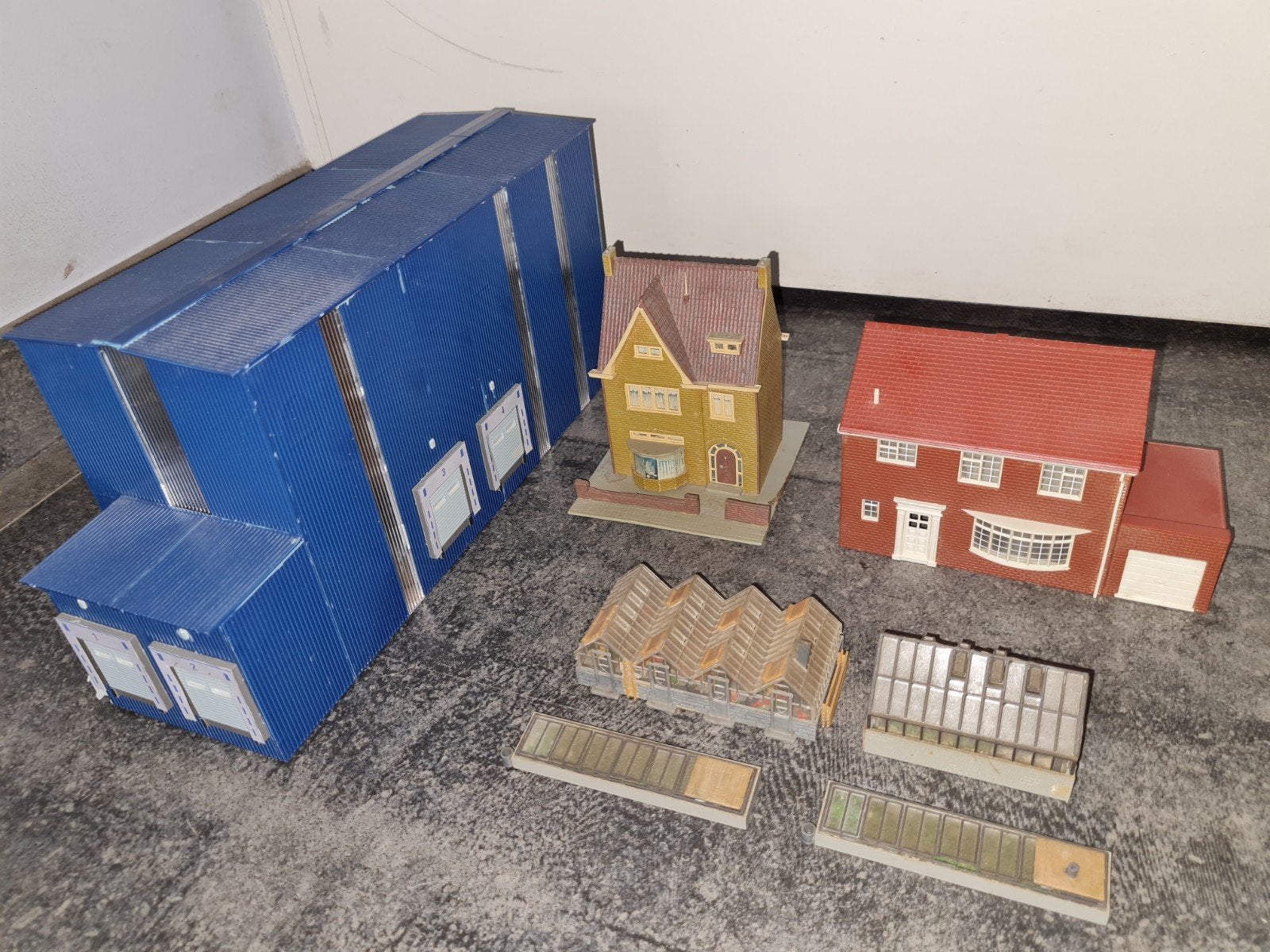 Gebouwen HO treinbaan: woningen, kassen en magazijn, Hobby en Vrije tijd, Overige merken, Gebruikt, Gelijkstroom of Wisselstroom
