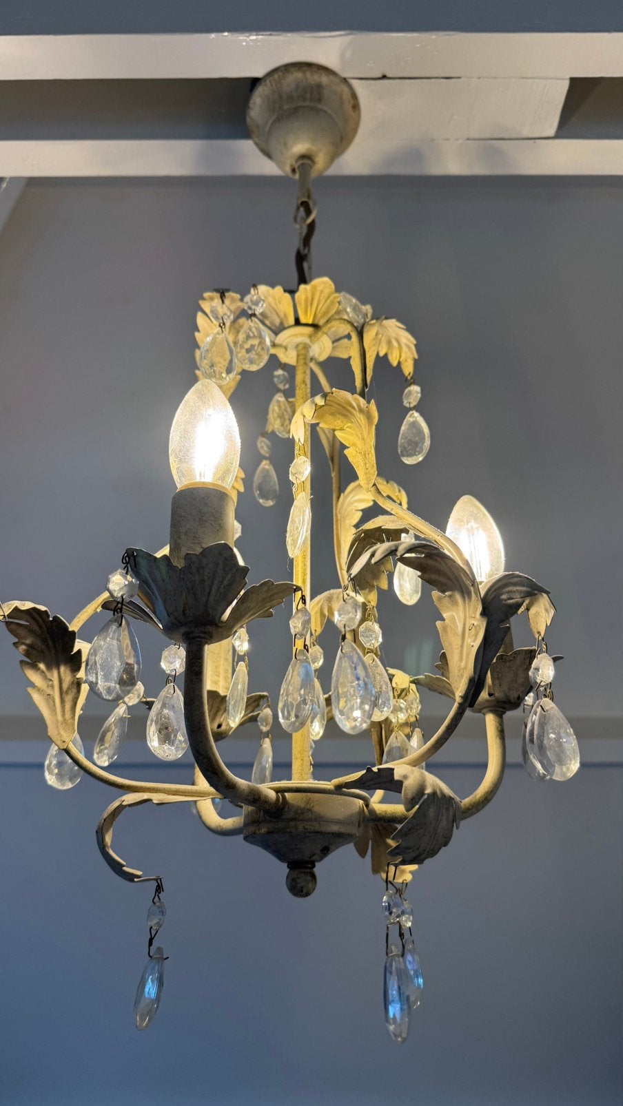 Mooi hanglampje kleur ecru, hoogte totaal 60 cm, Antiek en Kunst, Antiek | Lampen, Ophalen