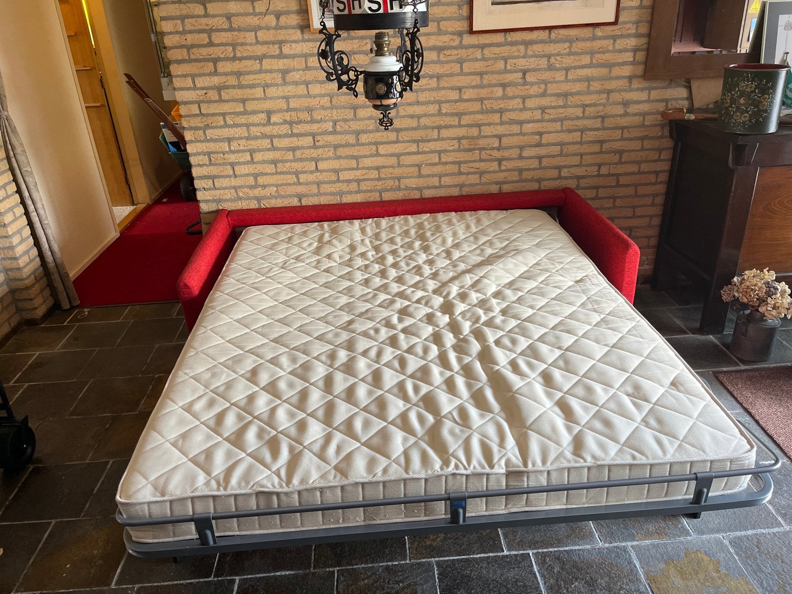 Rode slaapbank - Comfortabel en praktisch, Ophalen, Tweepersoons, 140 cm, Zo goed als nieuw