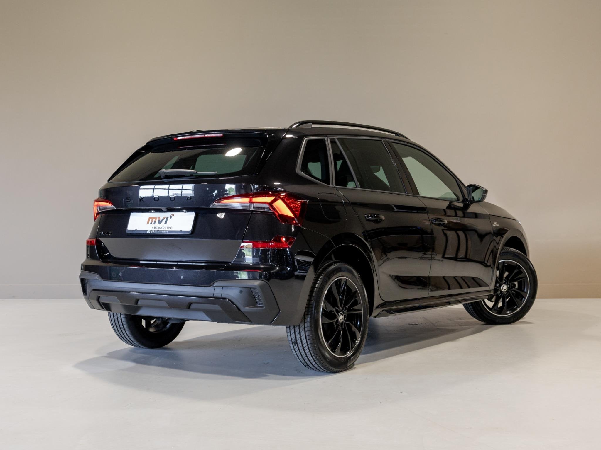 Skoda Kamiq 1.0 TSI Monte Carlo / 115pk / Panorama dak / Sto, Gebruikt, Met garantie (alle), Zwart, 3 cilinders