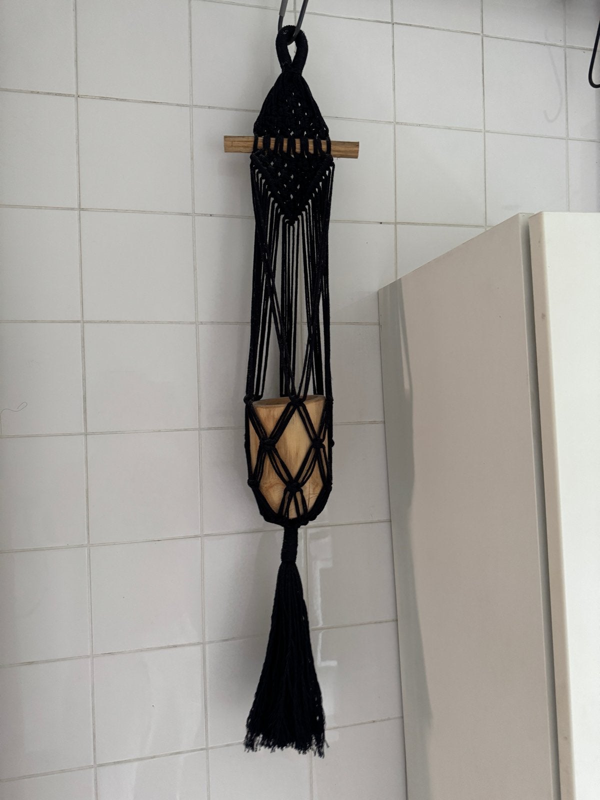 Zwarte macramé plantenhanger met houten pot, Huis en Inrichting, Woonaccessoires | Overige, Zwart, Boho, Ophalen of Verzenden