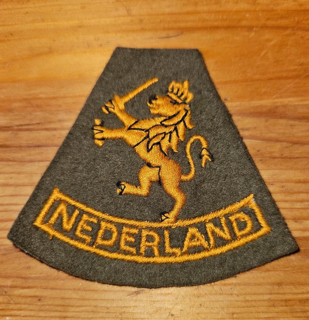 Mouwleeuw model 1940 Engelse aanmaak 1943, Verzamelen, Ophalen of Verzenden, Landmacht, Nederland, Embleem of Badge
