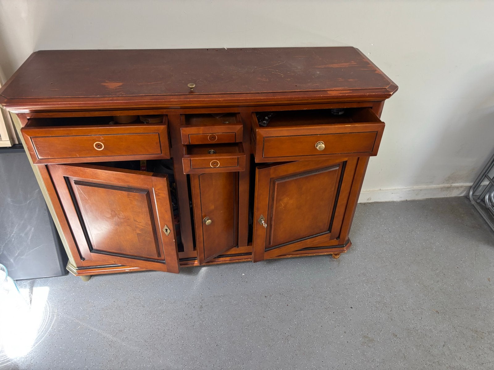 Klassiek dressoir van 1.40 x 0.70 meter moet wel geschilderd, Ophalen of Verzenden