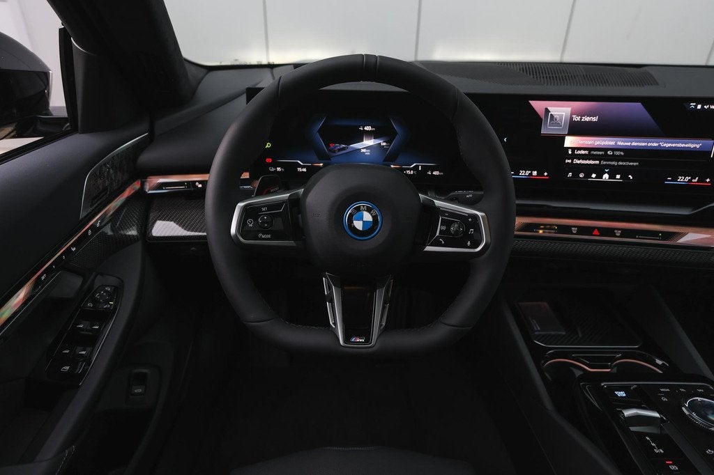 BMW i5 eDrive40 M Sport / Panoramadak / Stoelventilatie / Pa, Auto's, BMW, Automaat, 2095 kg, Achterwielaandrijving, Met garantie (alle)