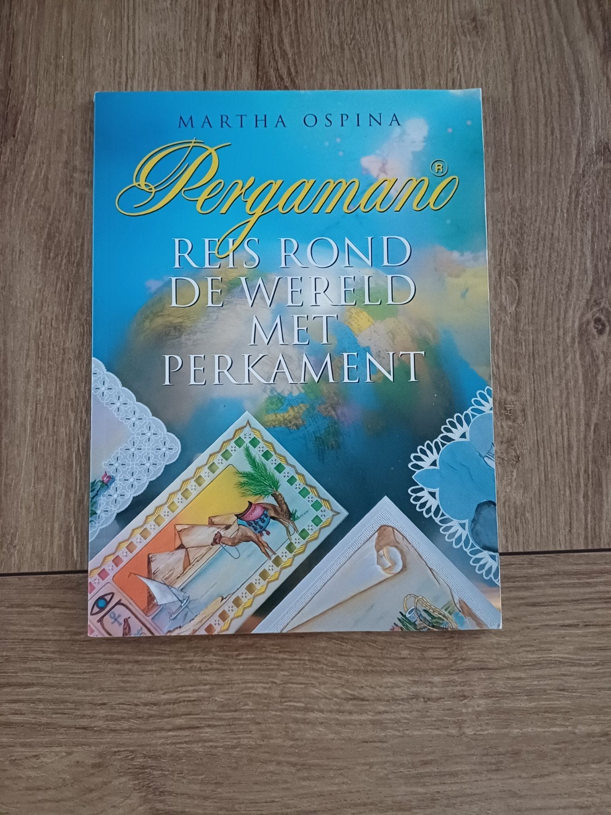 Pergamano: Reis Rond de Wereld met Perkament, Hobby en Vrije tijd, Scrapbooking, Ophalen of Verzenden, Zo goed als nieuw, Album of Boek