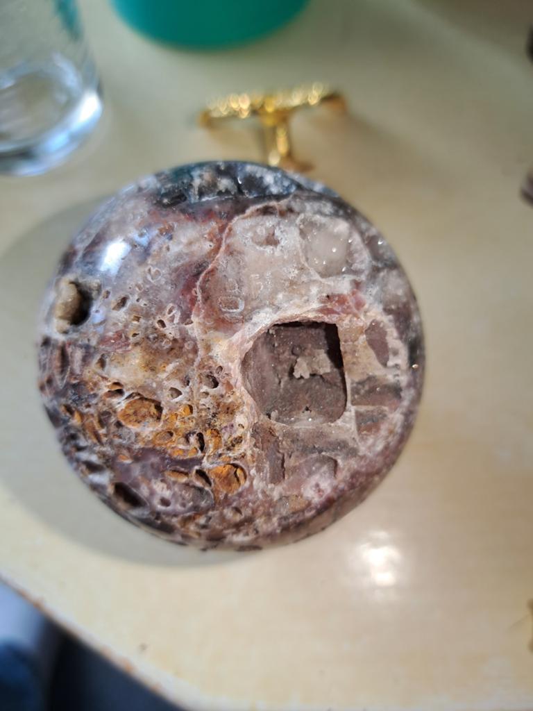 Chalcedoon(sfaleriet) bol met veel druze en paars, Verzamelen, Mineralen en Fossielen, Ophalen of Verzenden
