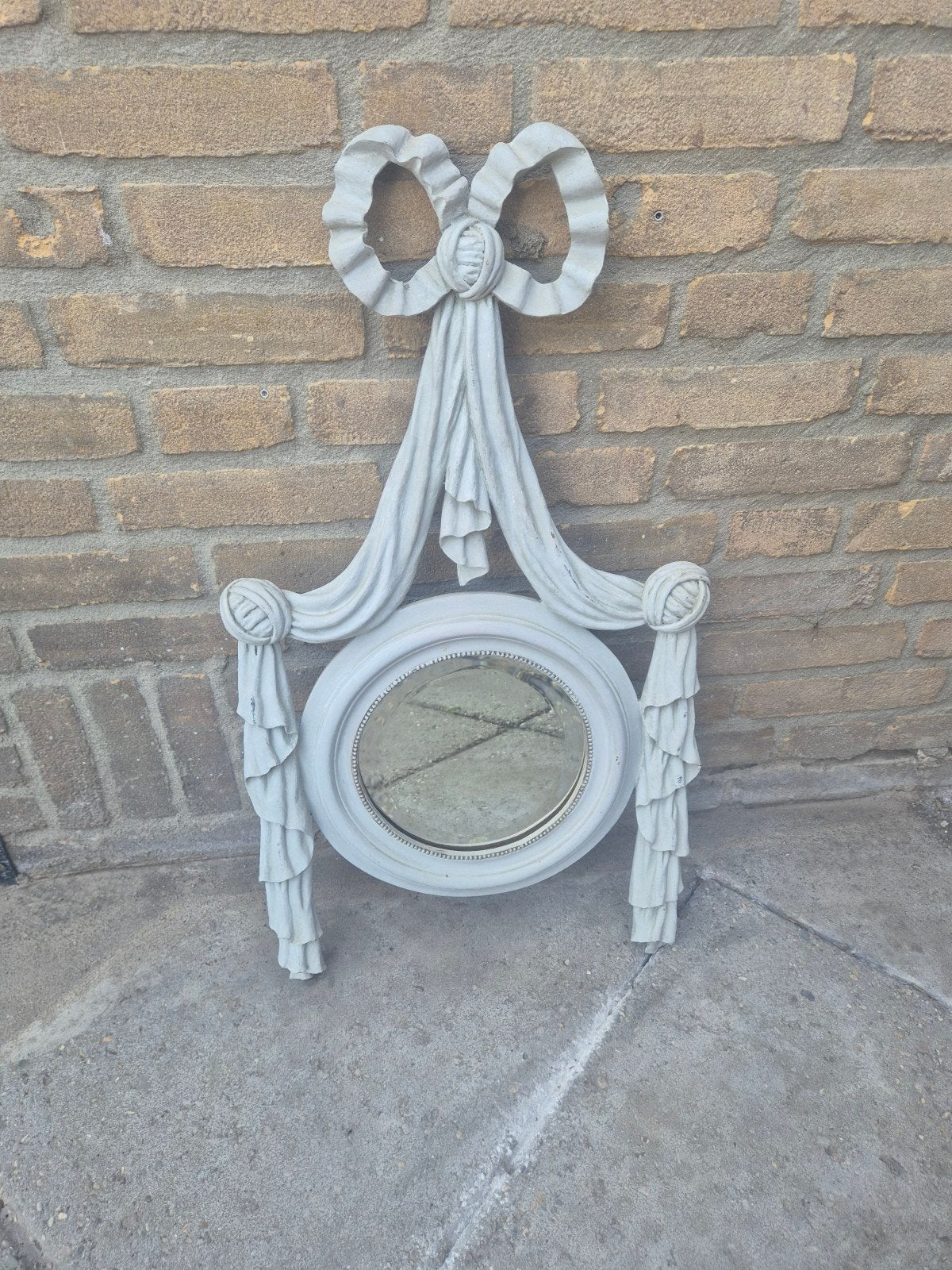 Decoratieve spiegel met strik en draperieën, Ophalen of Verzenden, Rond, Minder dan 50 cm