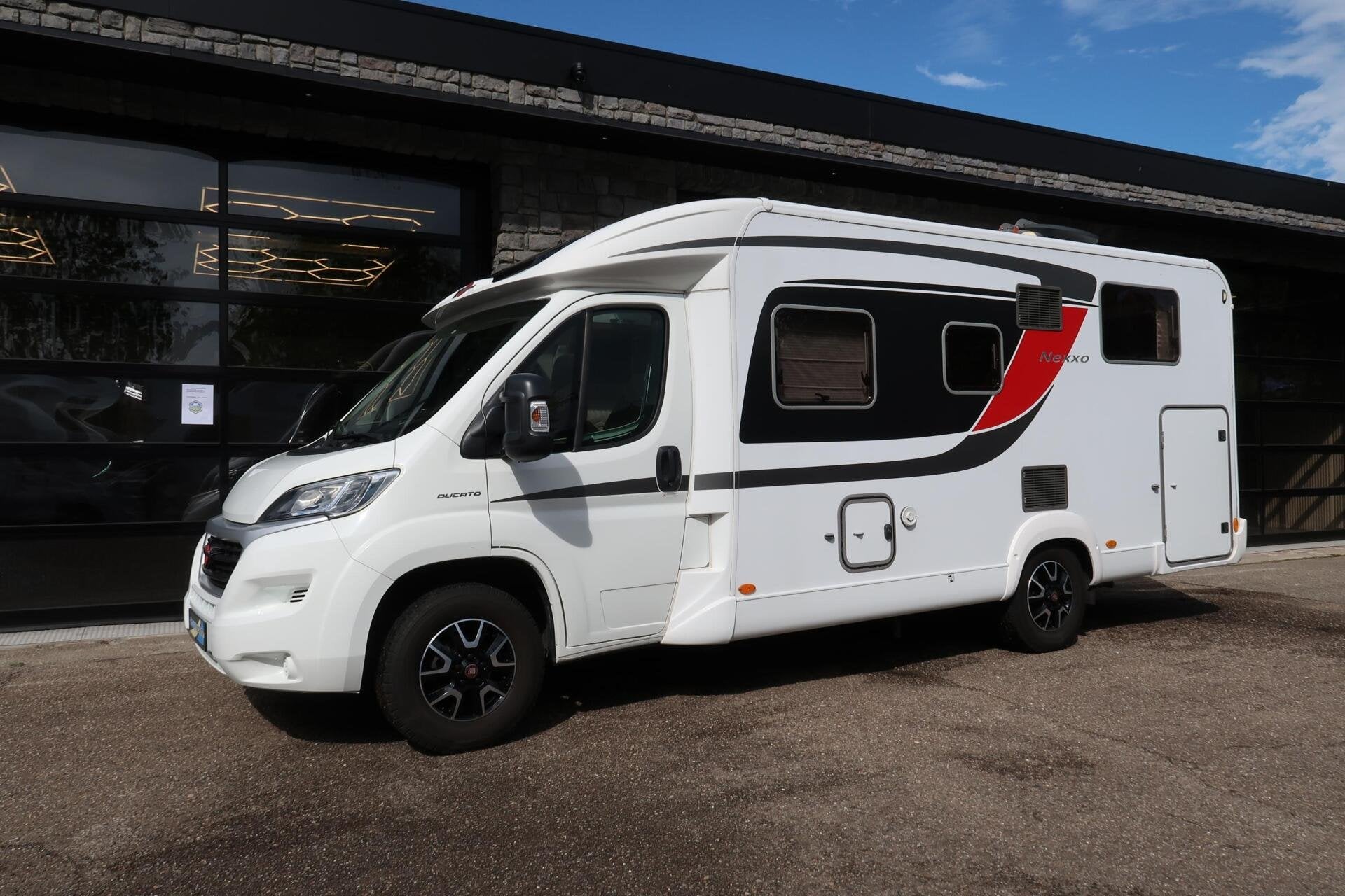 Bürstner Nexxo BT690G | Lengte bedden | 2x Zonnepaneel | EU, Caravans en Kamperen, Tot en met 2, 6 tot 7 meter, Bedrijf, Bürstner