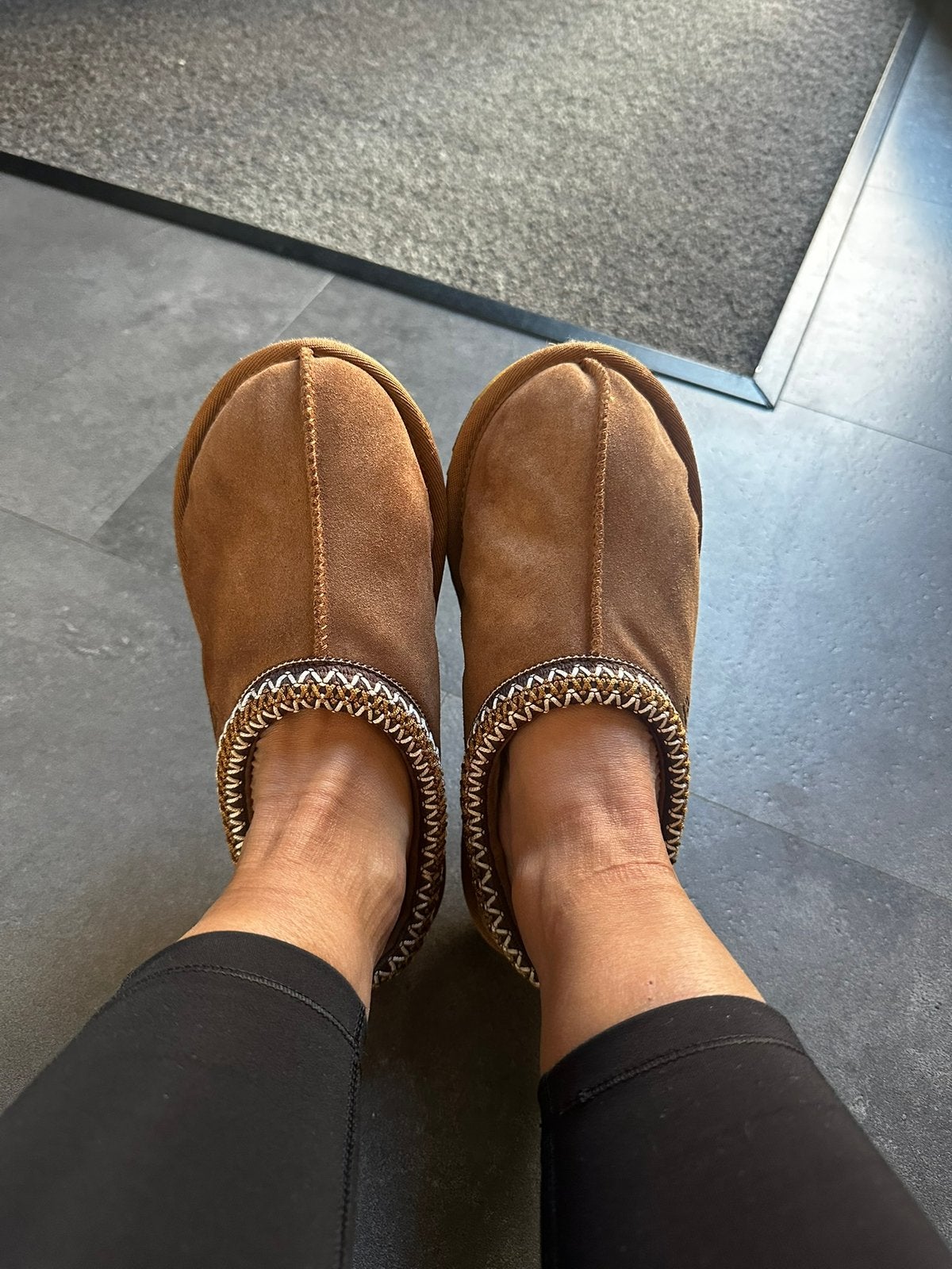Uggs tasman, Ophalen of Verzenden, Zo goed als nieuw, Zwart