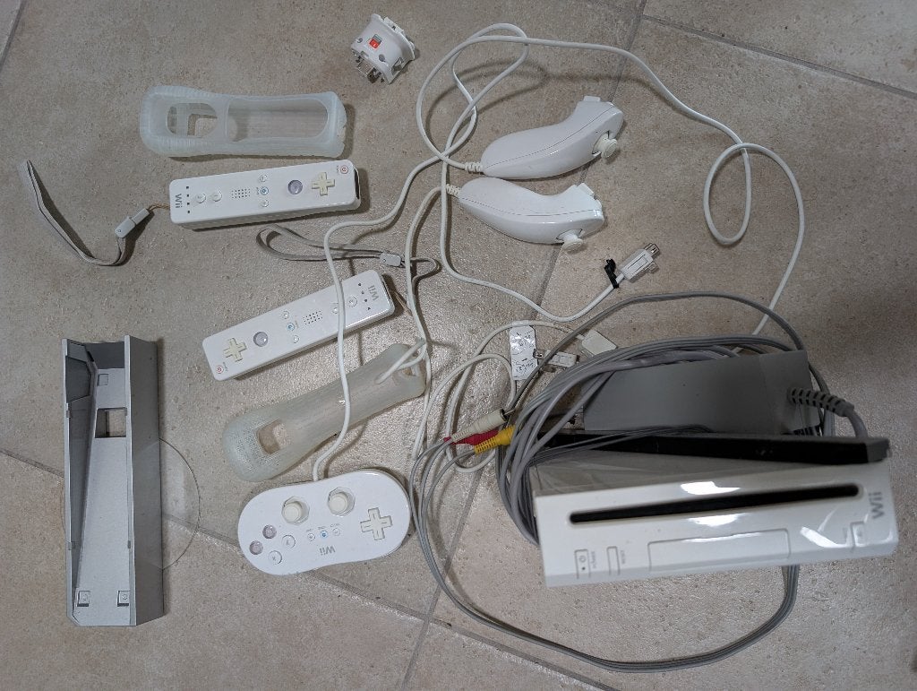 Wii spelcomputer met dansmat, balanceboard, nunchuks etc, Ophalen of Verzenden, Gebruikt, Met 3 controllers of meer, Met games