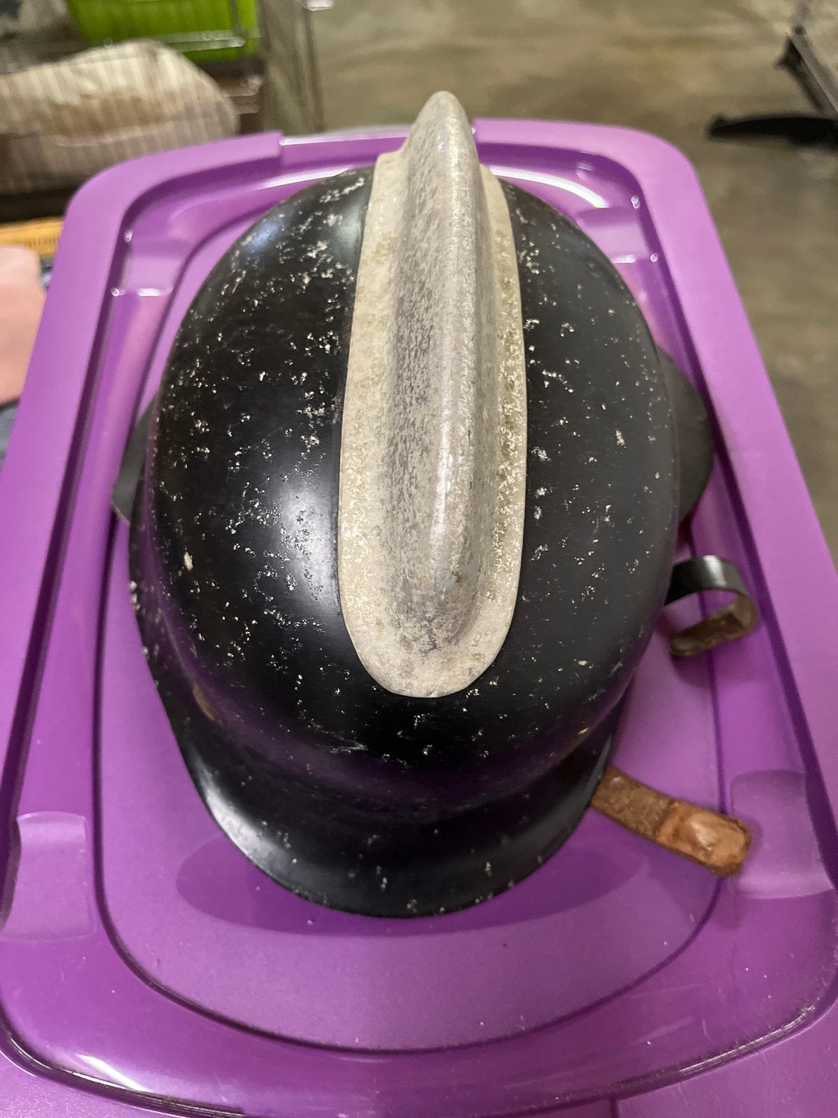 Oude brandweerhelm - Zwart met witte kam, Verzamelen, Ophalen, Overige soorten, Overige gebieden, Helm of Baret