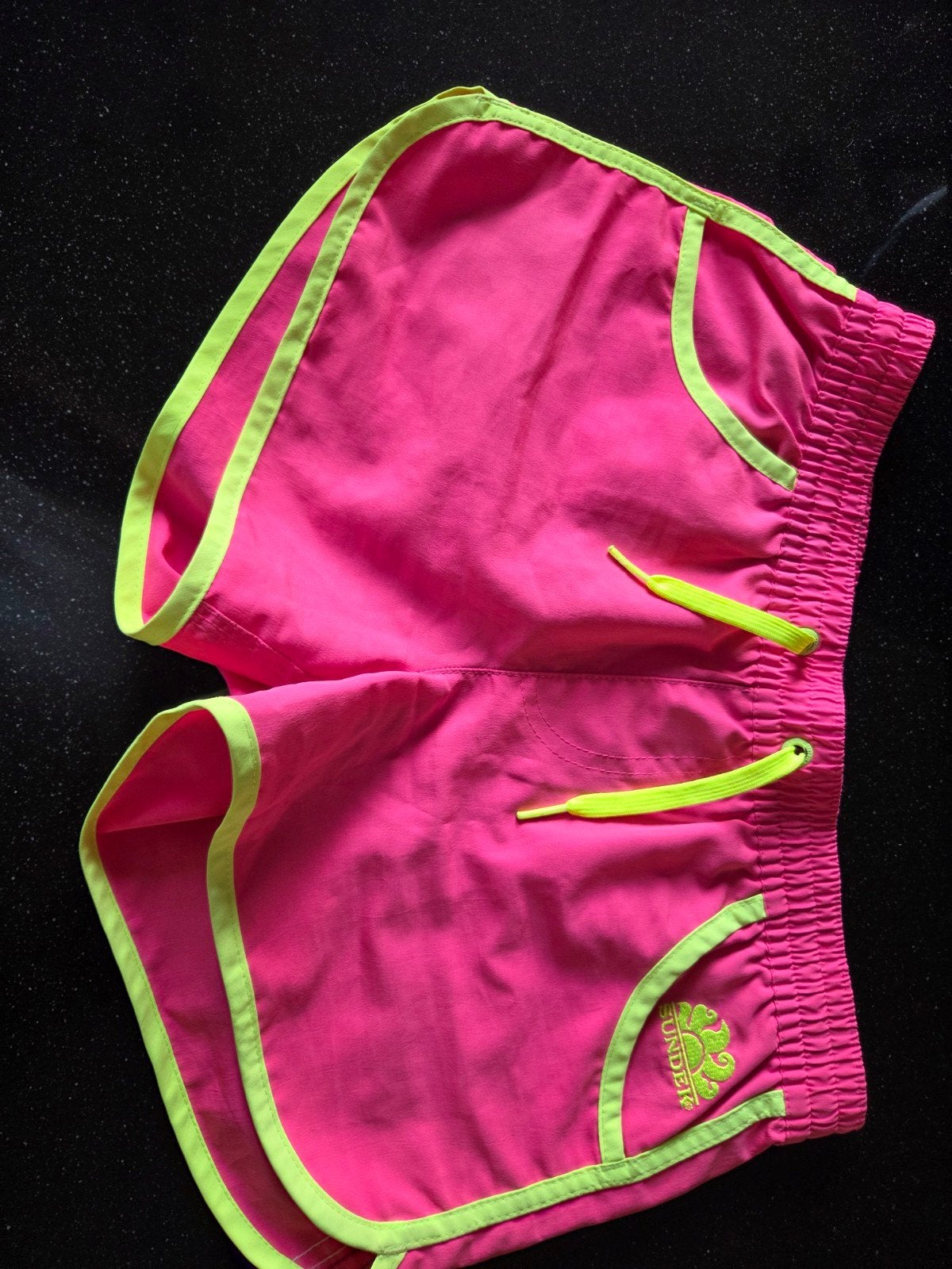 Sundek zwemshort roze met neon geel, Ophalen of Verzenden, Zo goed als nieuw, Jongen, Zwembroek